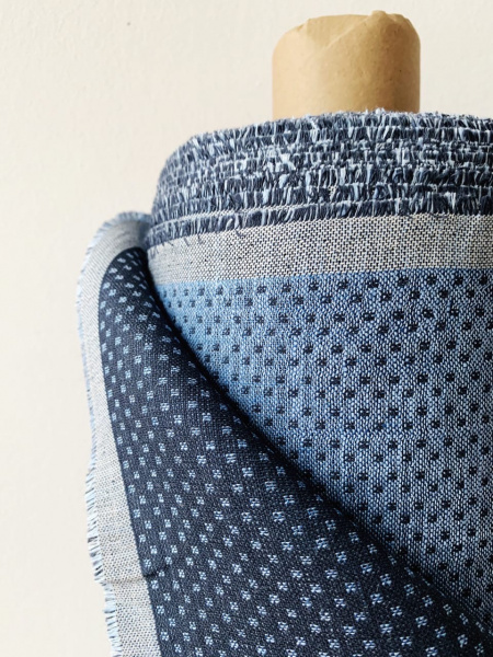 1072. Ткань полулён "точки на синем (мелкоузорчатое плетение, двусторонний)" костюмный | Ellie Fabrics